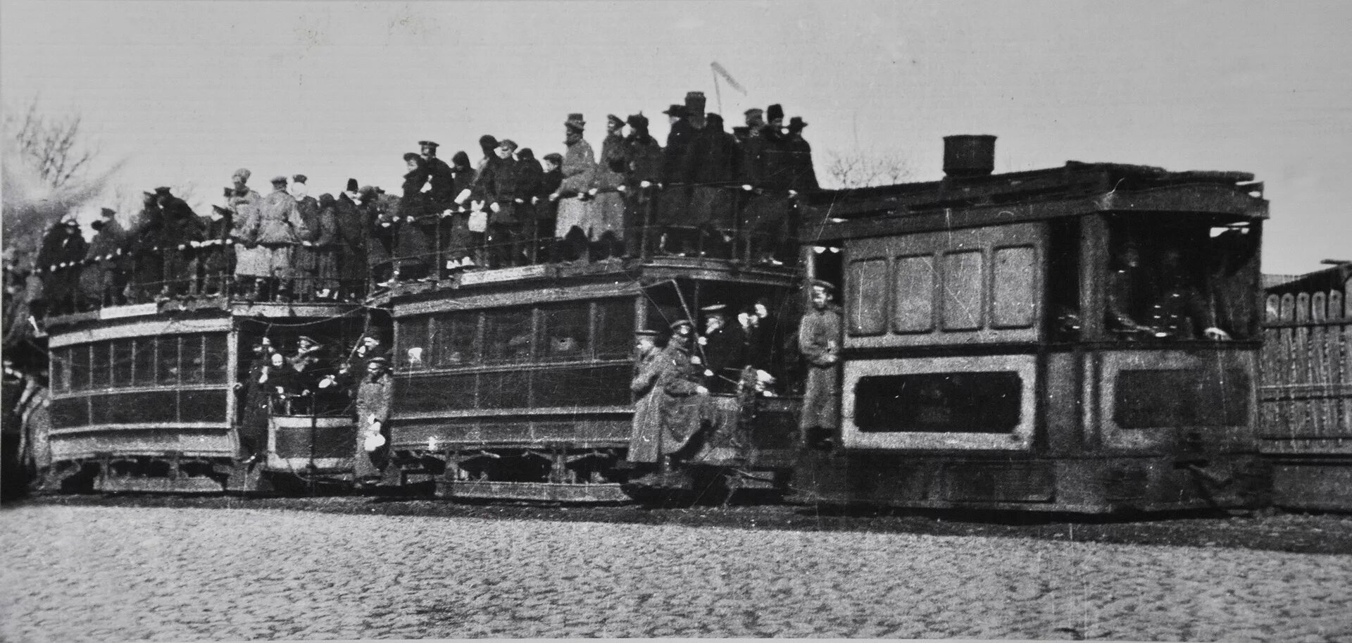 Трамвай первые 25. Трамвай 1917 год Петербург. Паровой трамвай паровик. Трамвай СПБ 19 век. Паровой трамвай в СПБ.