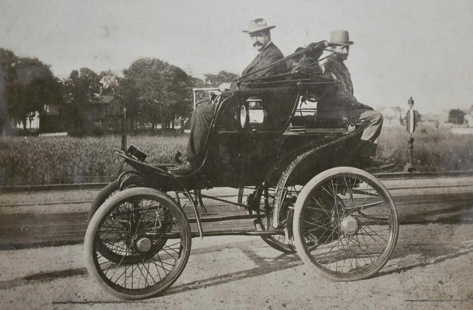 1 электрический автомобиль. Первый электромобиль 1841. Первый электромобиль Робертса Дэвидсона 1837.