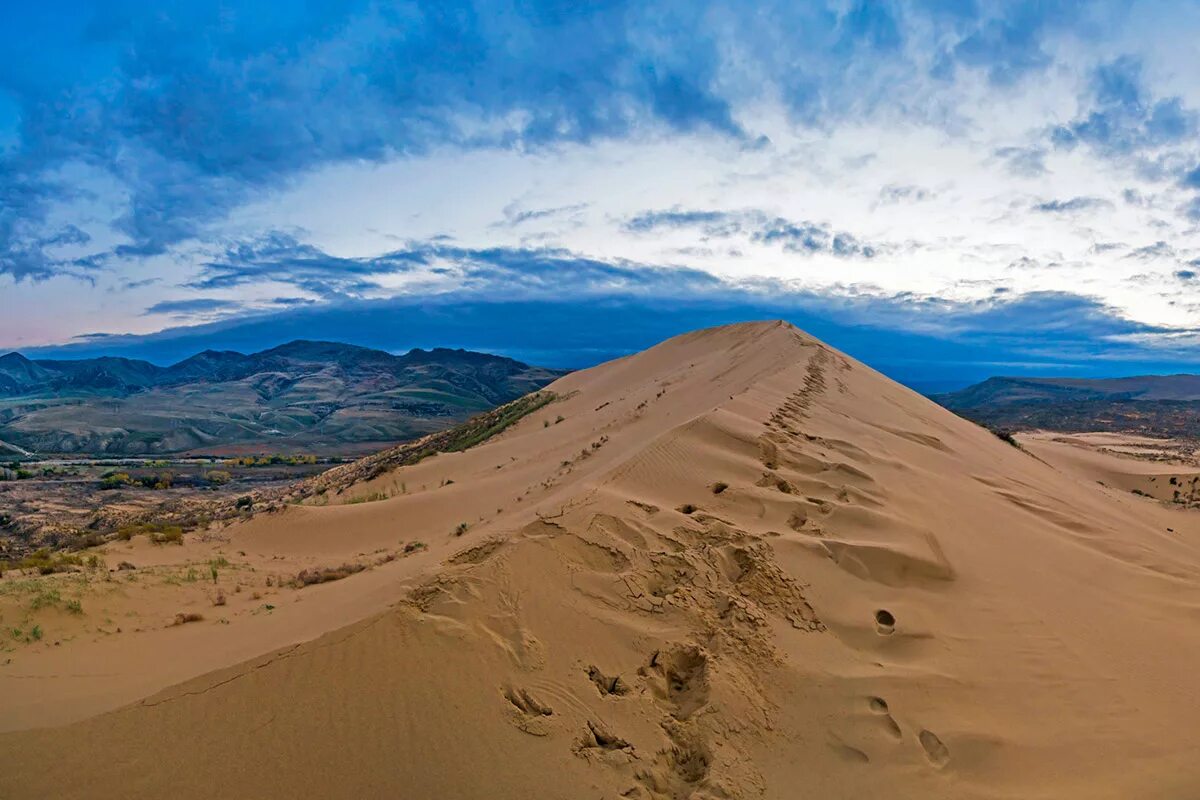Бархан Сарыкум в Дагестане. Песчаный Бархан Сарыкум. Песчаная гора в Дагестане Сарыкум. Дагестан пустыня Бархан Сарыкум.