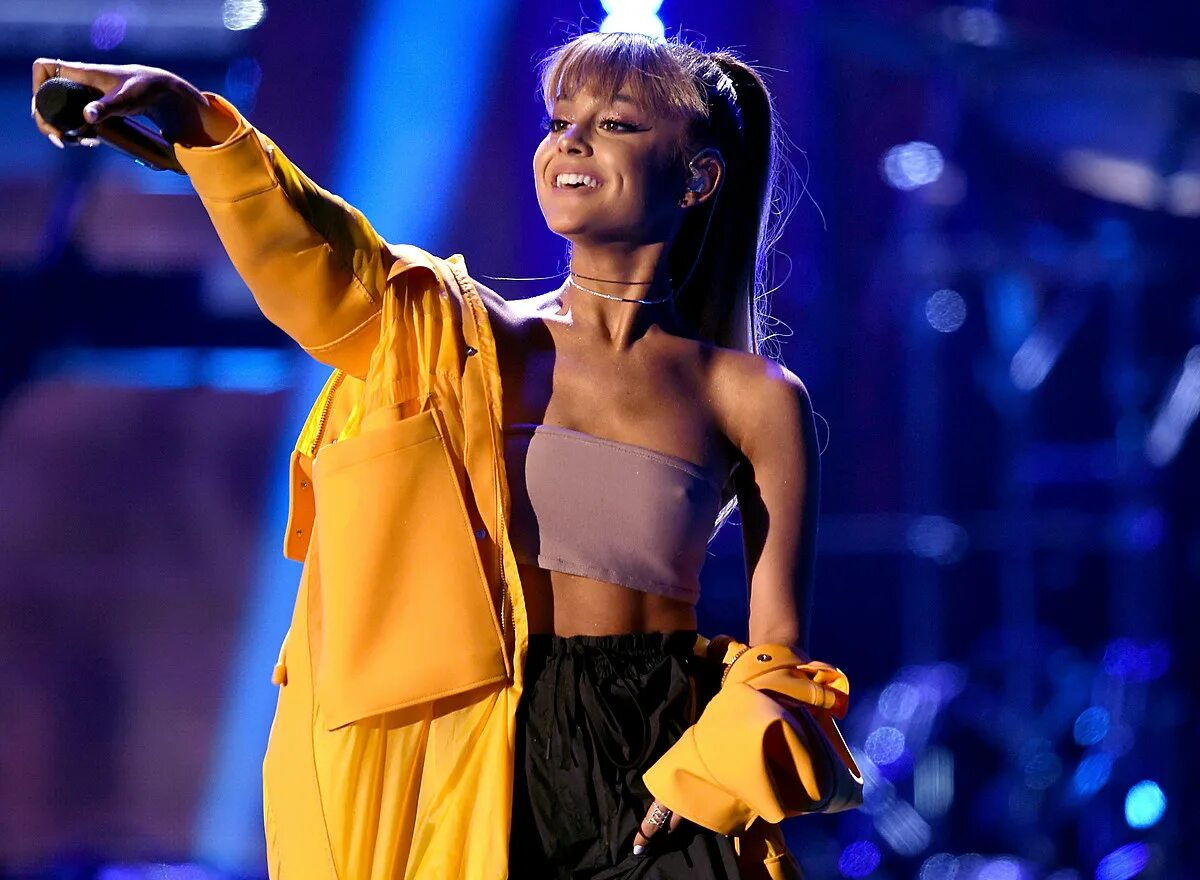 Музыкальные клипы с красивыми девушками. Клип где поют люди. Ariana grande 2022. Музыкальные клипы. Burlesque бурлеск (2010).