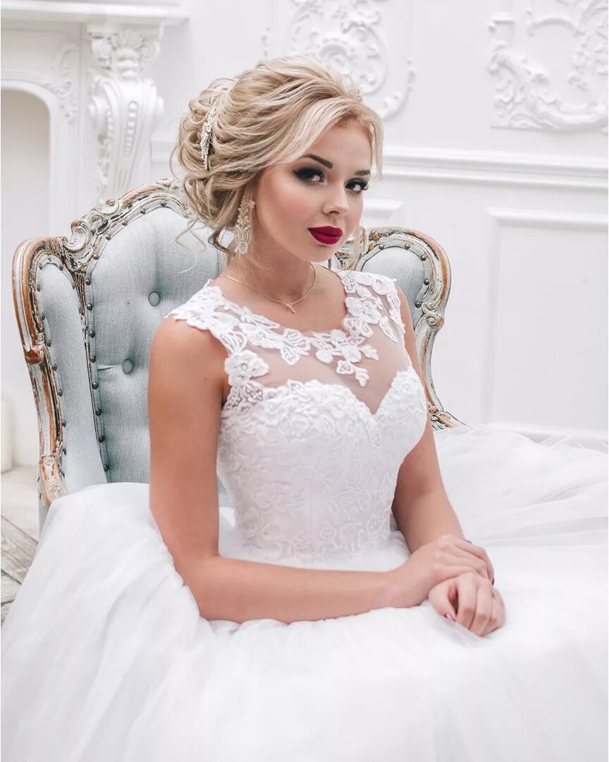 прическа невесты без челки. свадебные прически. свадебная прическа с собранными волосами. прическа невесты без челки. невеста с диадемой и фатой.