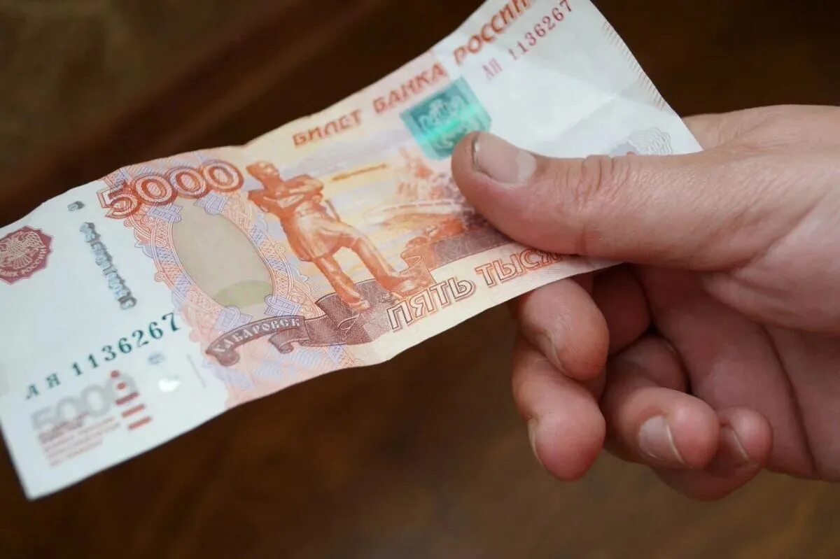 5 Тысяч в руке. 5000 Рублей. Пятитысячная купюра. 5000 Рублей в руках.