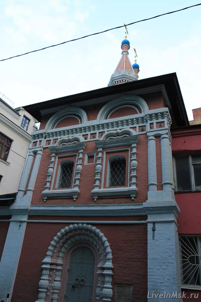 Храм в старых панех. Храм космы и дамиана в старопанском переулке. церковь косьмы и дамиана в москве старопанском. двухшатровый храм космы и дамиана старопанский переулок. храм косьмы и дамиана в старопанском переулке зимой.