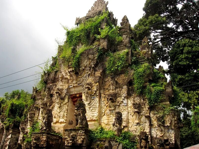 ворота хандара бали. сад 1000 храмов в индонезии. храм нуса-дуа бали. бали храмы. остров тысячи храмов.