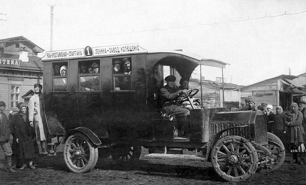 Первые автобусы в россии. Renault Bus 1925. Первый автобус. Самый первый автобус. Транспорт 100 лет назад в России.