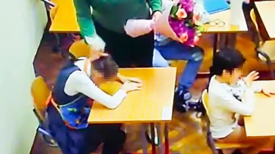 Учительница в школе после уроков. Издевательства в школе над детьми. учитель избила ученика в школе. учителя бьют учеников в школе. избиение учительницы в школе.