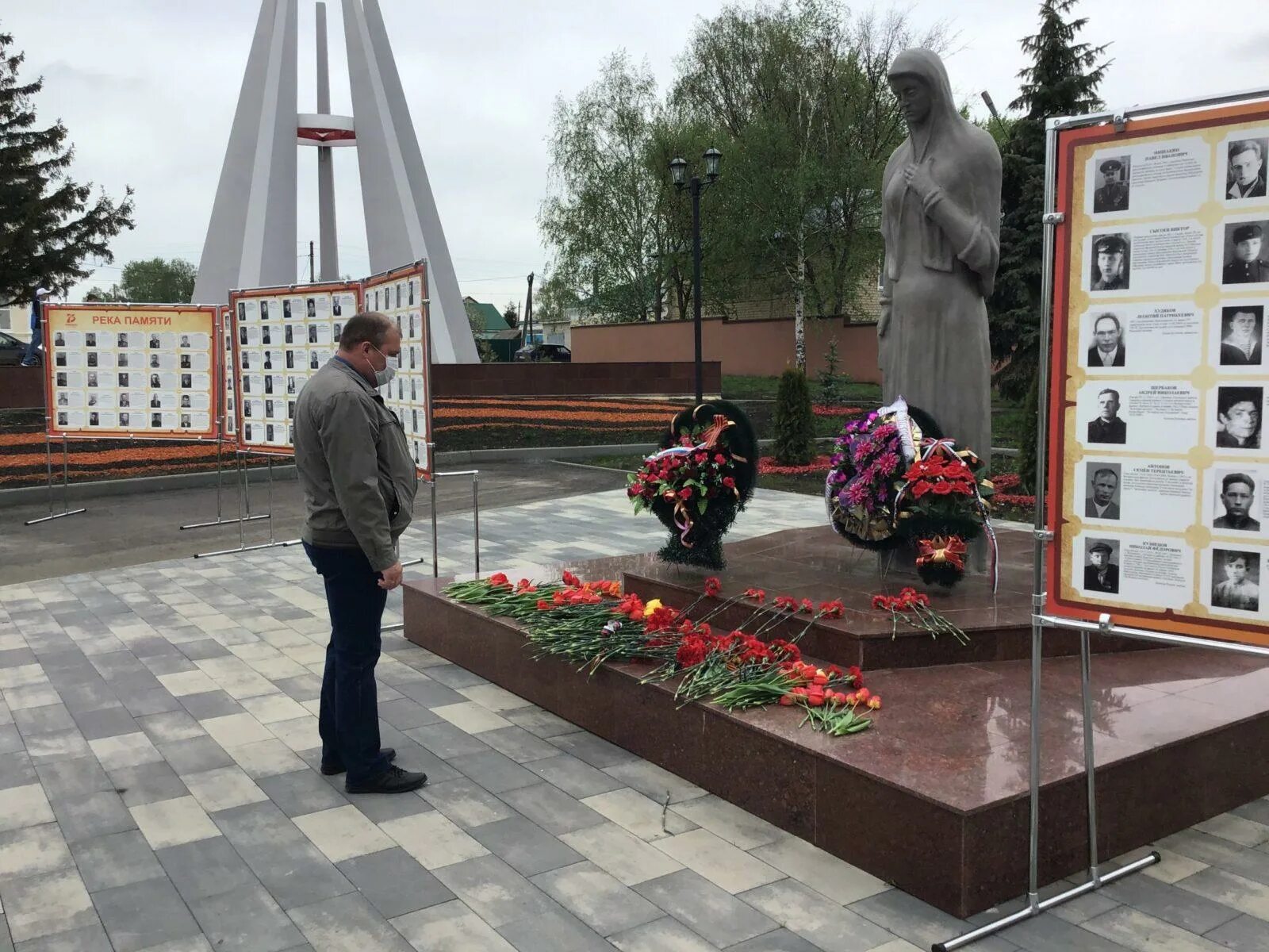 Погода в сасово на неделю рязанская. Вечный огонь Сасово. Сасово Скорбящая мать. Мемориал в Сасово. Сасово памятник у вечного огня.