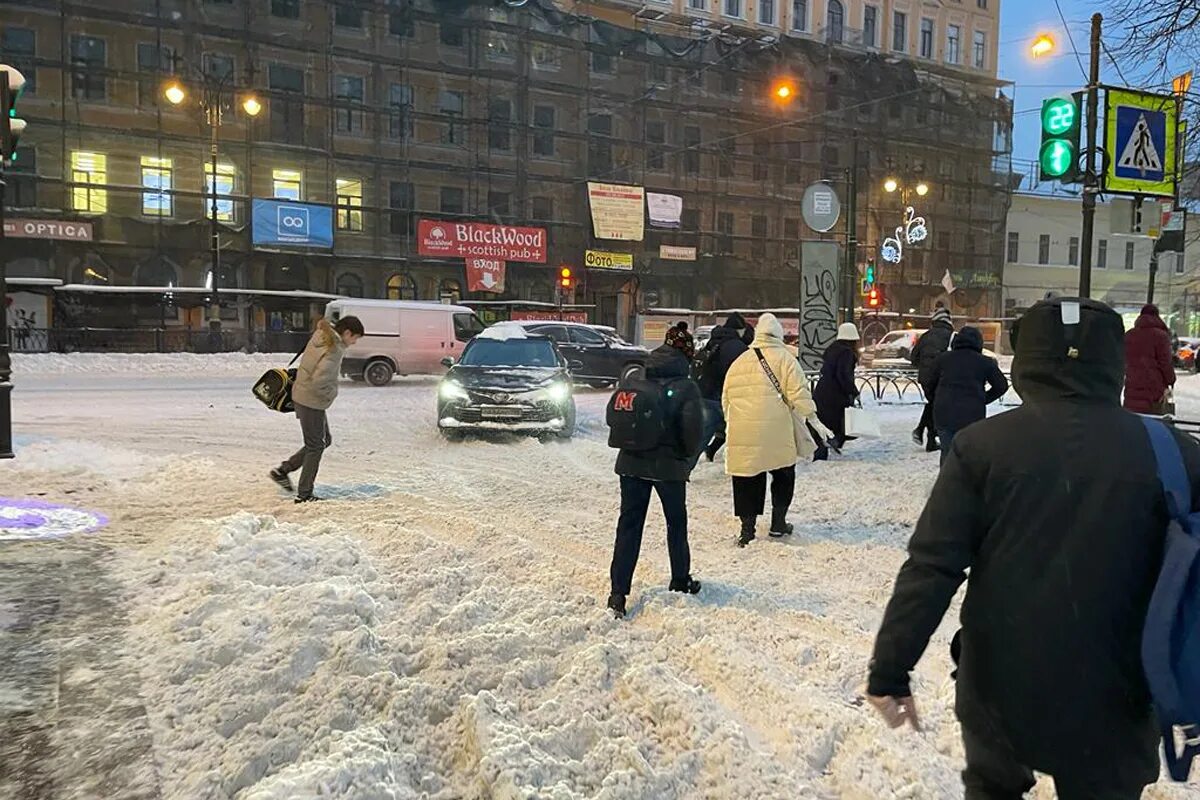 Что творится в питере. Снежная буря в Санкт Петербурге. Снег в Петербурге. Снегопад в Петербурге. Первый снег в Питере.