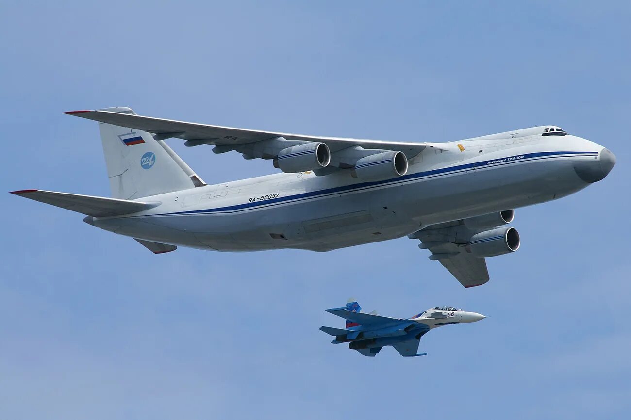 Ан-124 руслан ил 76. Ан-26 тоф. Самолет руслан ан 124. Ан-124 руслан. Ан-124 на взлете.