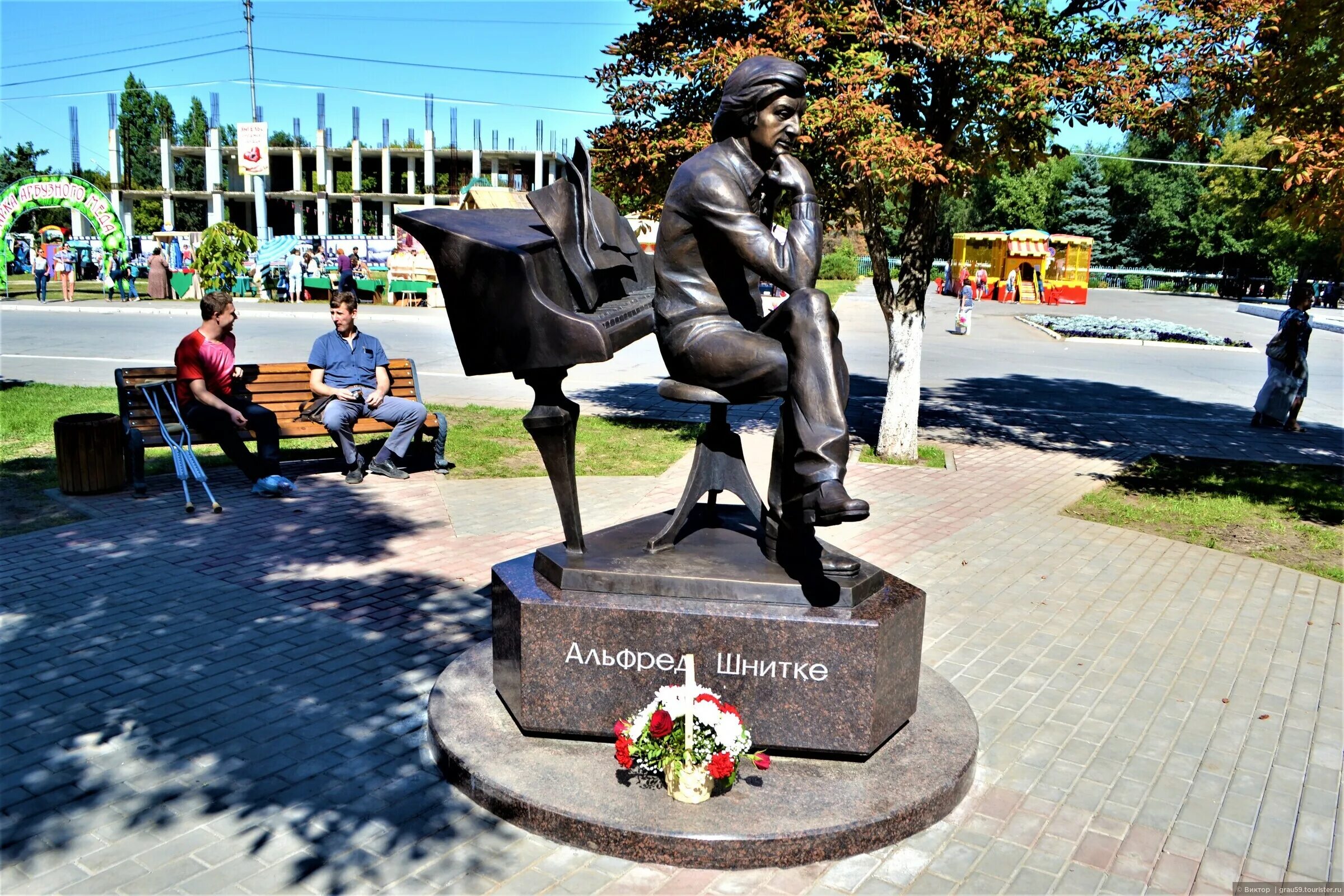 Памятники города саратова. Памятник Шнитке в городе Энгельс. Памятники города Энгельса памятники города Энгельса. Памятник Альфреду Шнитке.