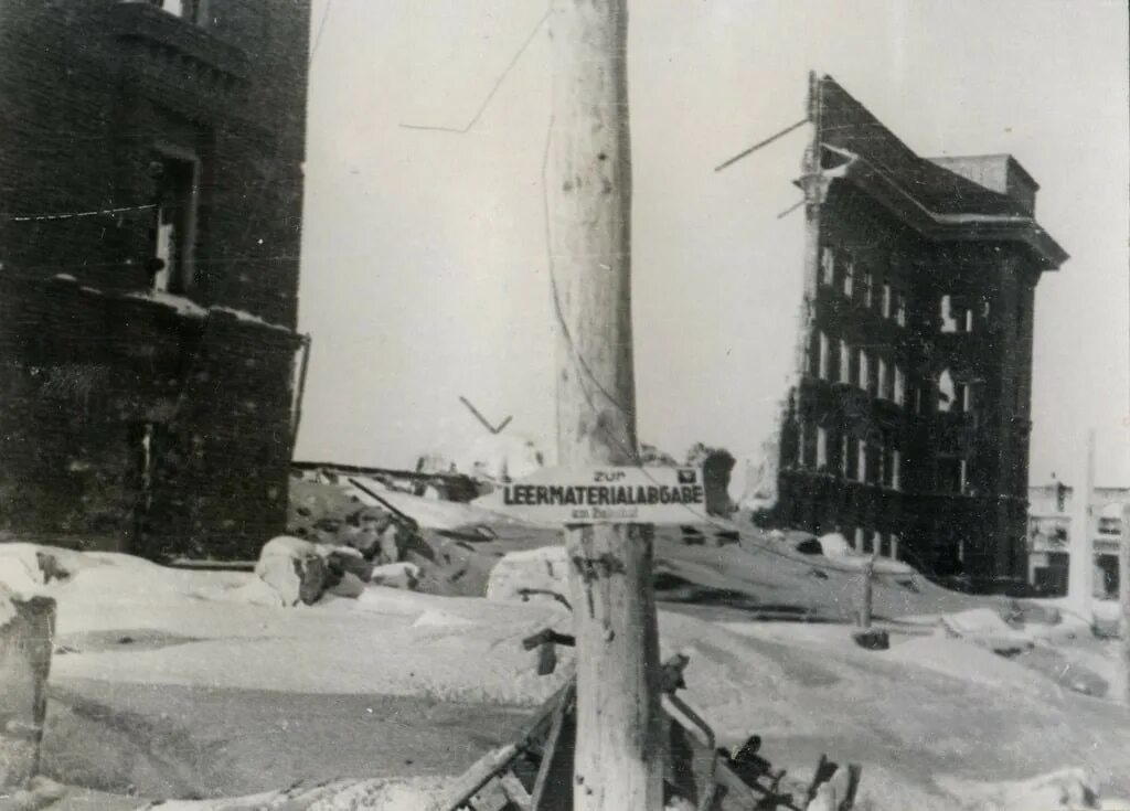 Работа после освобождения. Воронеж оккупация 1942. Разрушенный Воронеж 1943. Разрушенный Воронеж 1942. Мирные жители города и его оккупанты (Воронеж, лето 1942 года).