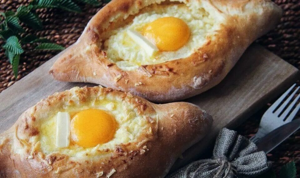 Хачапури по аджарски чья. Хачапури аджарули. Хачапури по адыгейски. Хачапури настоящий грузинский. Хачапури по аджарски чья.