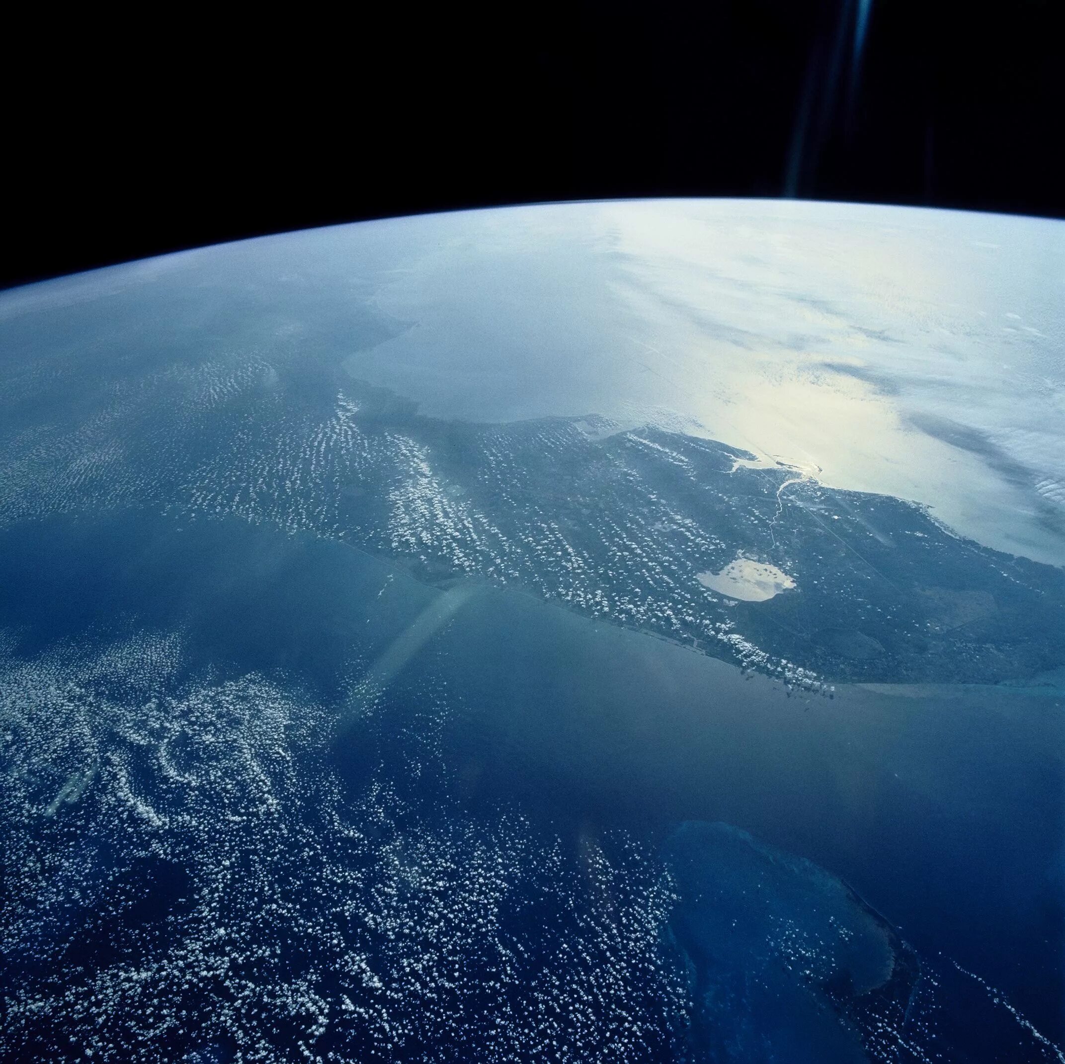 Планета океан. Земля из космоса. Поверхность земли из космоса. Океан из космоса. Мировой океан вид из космоса.