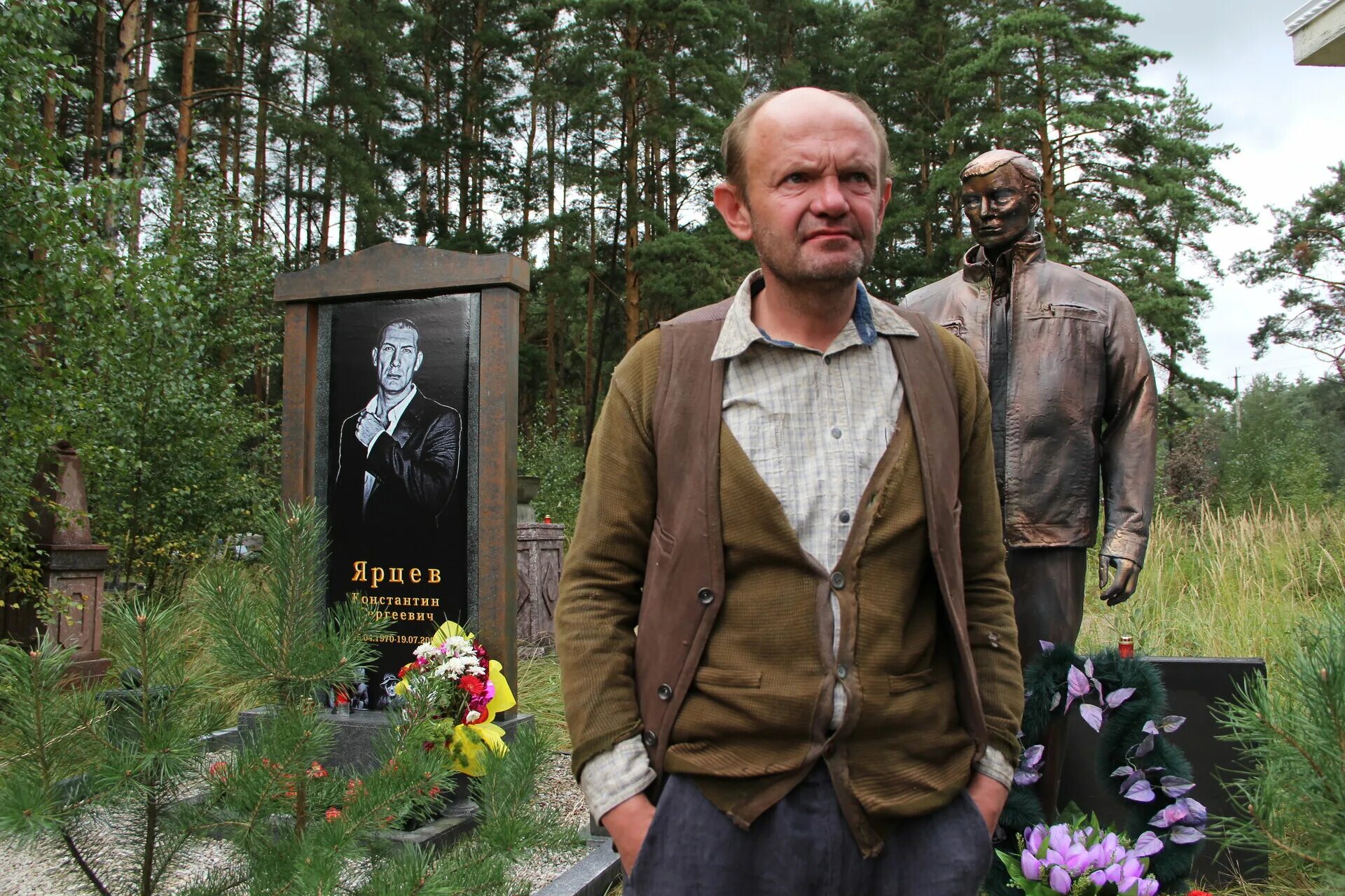 Охранник на кладбище. Жижикин парень с нашего кладбища.