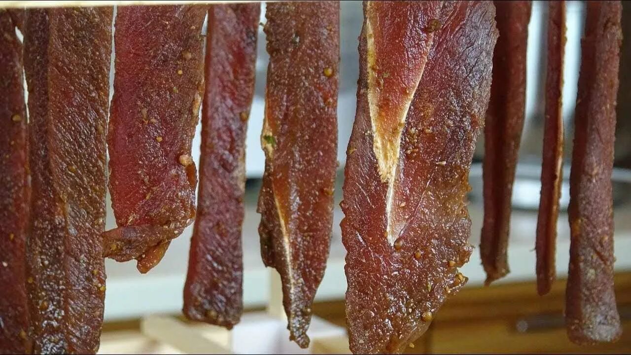 Как сделать сушеное мясо. Джерки говядина сыровяленая. мясо вяленое джерки вяленое. сыровяленое мясо. вяленая свинина.