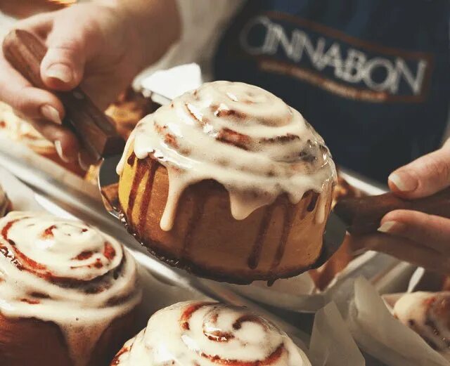 Синнабон страна. Синабон в гагаринском. синнабон американский. торт синабон. cinnabon капкейки.