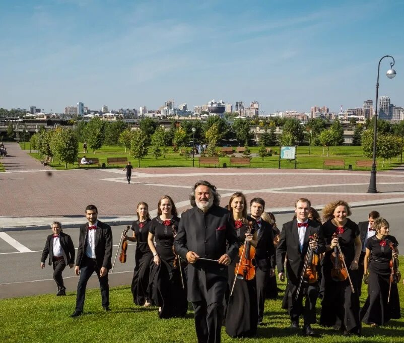 La orchestra. Ла Примавера оркестр Казань. Казанский камерный оркестр. Оркестр ля Примавера в парке Казань. Оркестр на набережной.