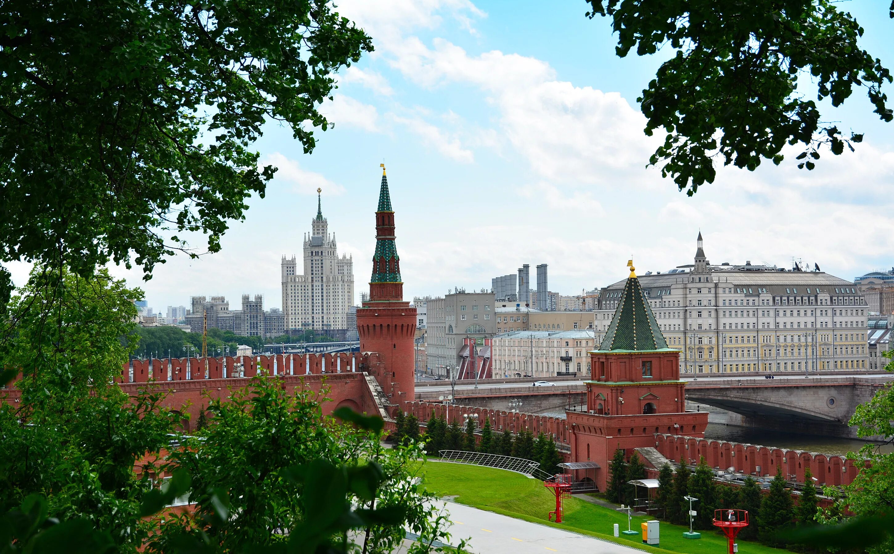 Каникулы в городе москва. Москва Кремль лето. Московский Кремль вместе с прилегающей к нему красной площадью. Московский Кремль территория весной. Кремль 2000.