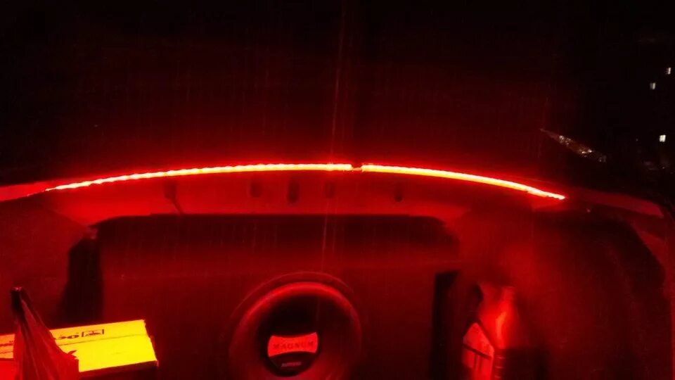 Багажник с красной подсветкой. Светодиодная лента в багажник Лансер х. Koito светодиодная подсветка красная. Светодиодное освещение красное в гараже. Купить красную подсветку