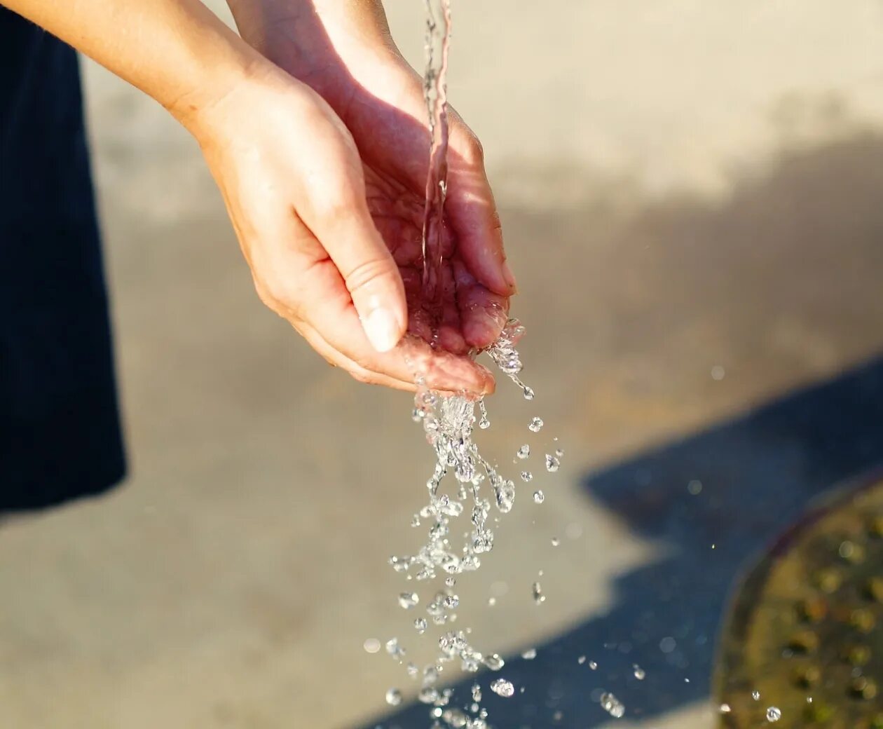 Вода в руках. Вода льется на руку. Вода в ладошках. Навели на воду