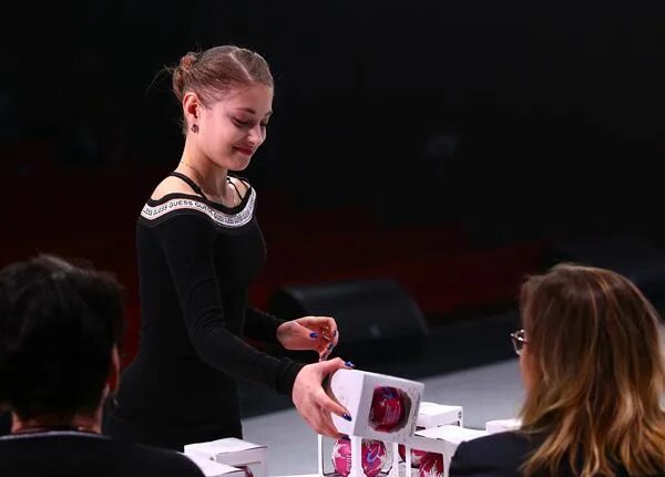 Жеребьевка чемпионата по фигурному катанию. Алена косторная на жеребьевке. жеребьевка чемпионат россии 2025 по фигурному. чемпионат россии по фигурному катанию 2025 жеребьевка.
