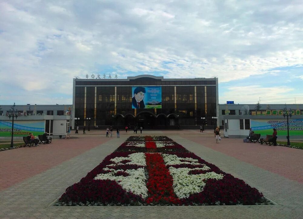 Петропавловск покажите город петропавловск казахстан. Город Петропавловск Казахстан. Вокзал Петропавловск Казахстан. Петропавловск площадь. Памятник в Петропавловске на ЖД вокзале.