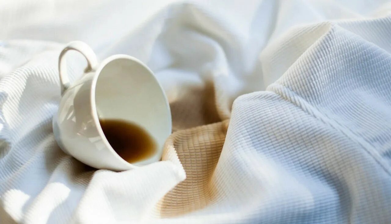 Пятна от чая. Пятно от чая. Кофе на одежде. Пролил кофе на рубашку. Пятно от кофе.