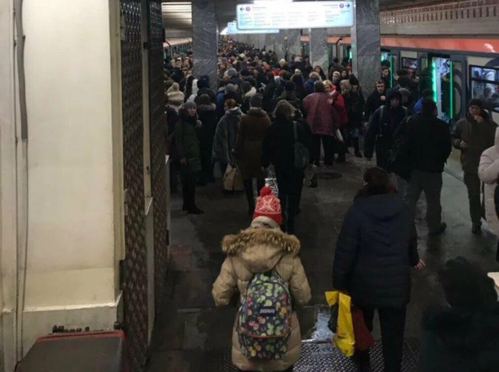 Почему задержали поезд. Давка метро июль Таганская. Давка в метро. Давка в метро Котельники. Сбой в метро сегодня на зеленой ветке Москва.