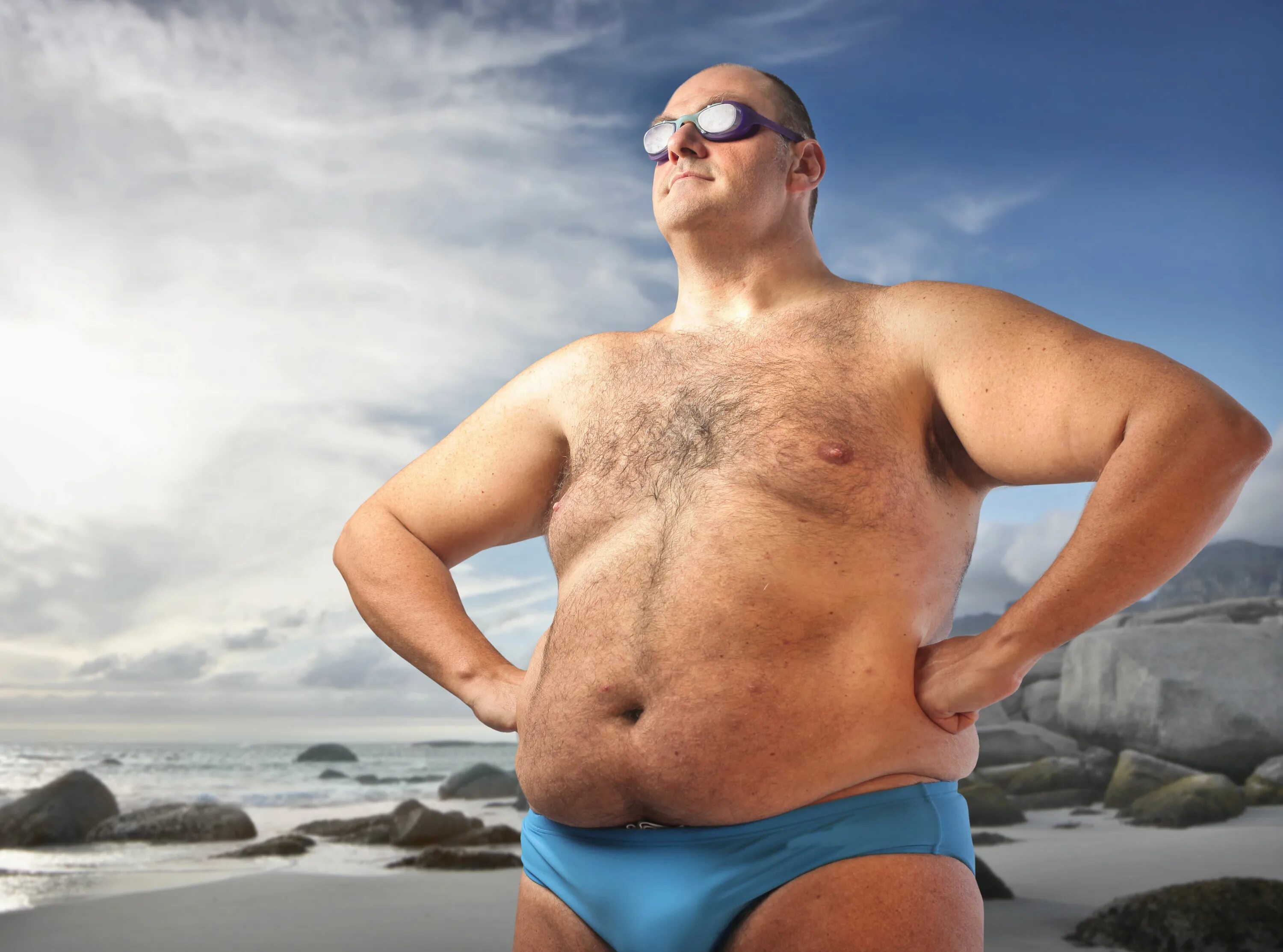 Толстый мужчина лет. Толстяк на пляже.