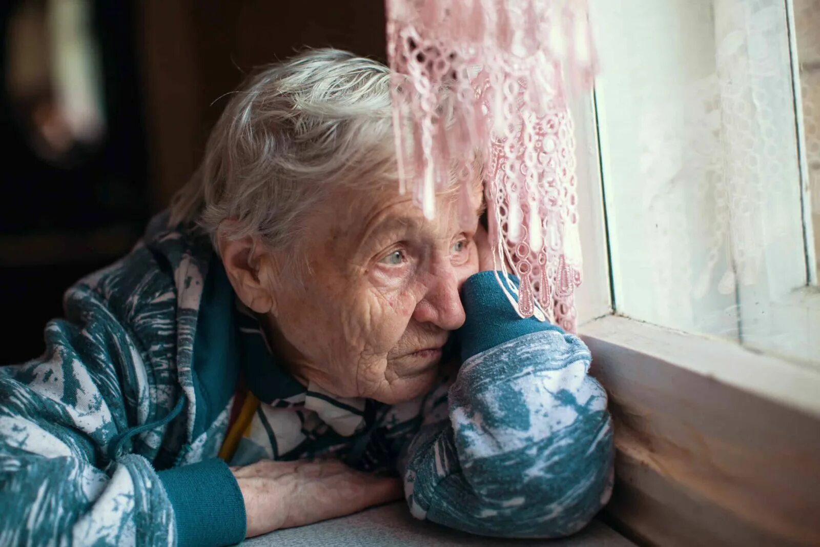 Пенсионерка страдает. Одиночество пожилых людей. Пенсионер плачет. Одинокий пожилой человек. Старушка в доме.