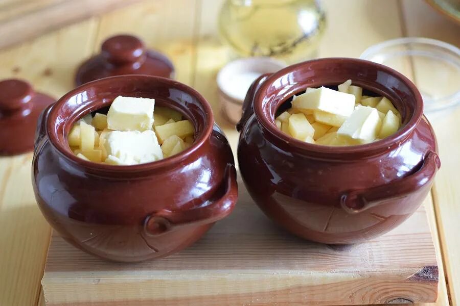 жаркое в горшочках с лепешкой. жаркое в горшочках с лепешкой. мясные горшочки с тестом. жаркое в горшочках с лепешкой в духовке с. жаркое в горшочке с тестом.