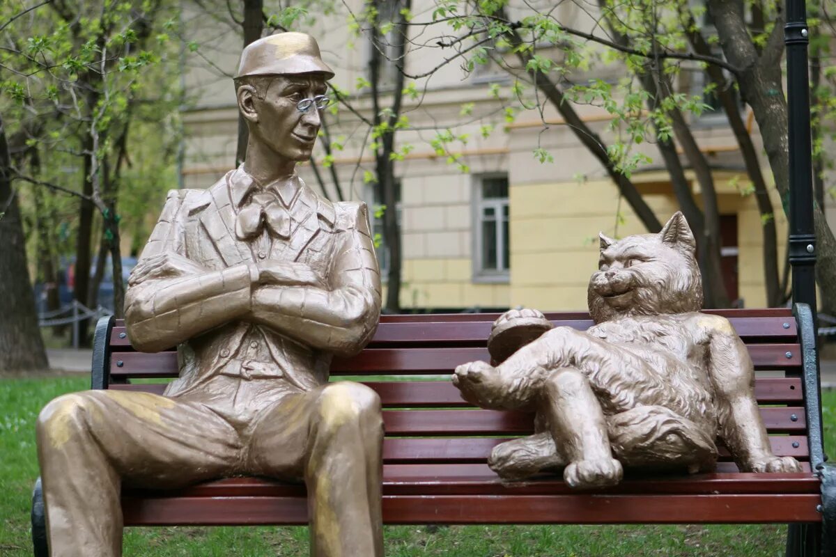 Купить булгаковский парк. Памятник коту бегемоту и Коровьеву. Памятник Булгакову на Патриарших прудах. Патриаршие пруды памятник бегемоту.