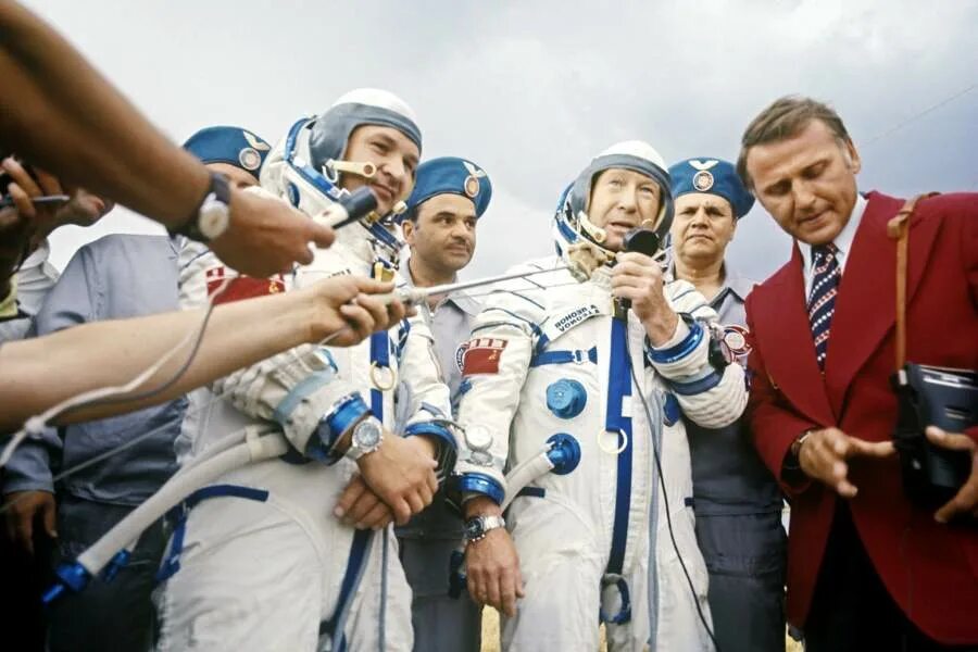 Первый американский космический полет. Полет Союз-Аполлон 1975. Союз Аполлон Леонов Кубасов. Экипаж Союз 19 Аполлон.