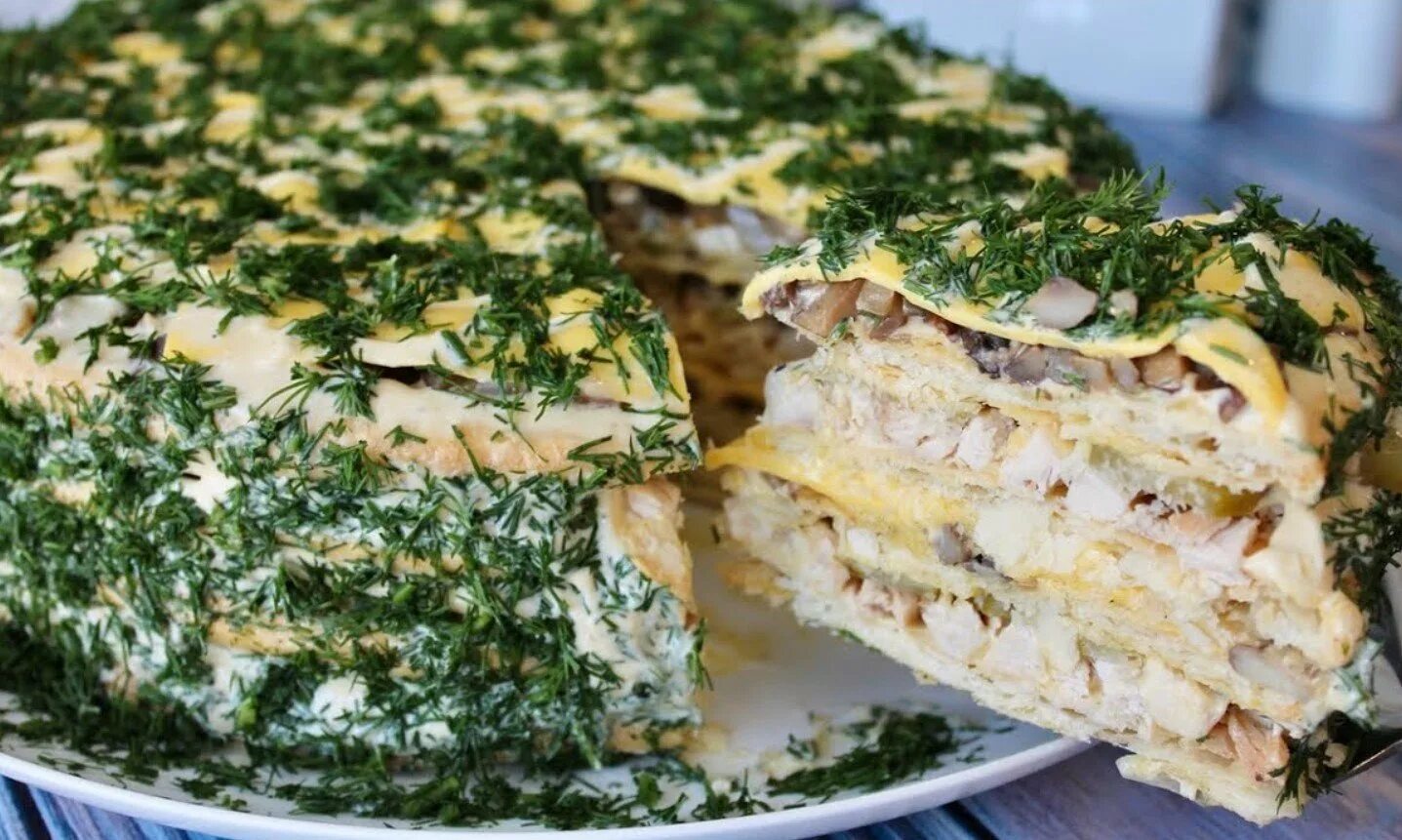 Закусочные торты с куриц. Белковый торт с куриной грудкой и творогом. Блинчатый закусочный пирог. Украсить закусочный торт. Закусочный торт из куриного фарша.