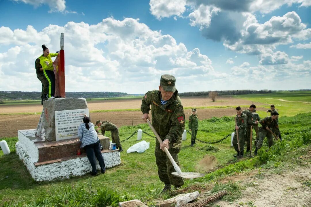 Субботник памятники. Субботник в ПМР. Оборона ПМР Великая Отечественная. За солдатами ухаживают