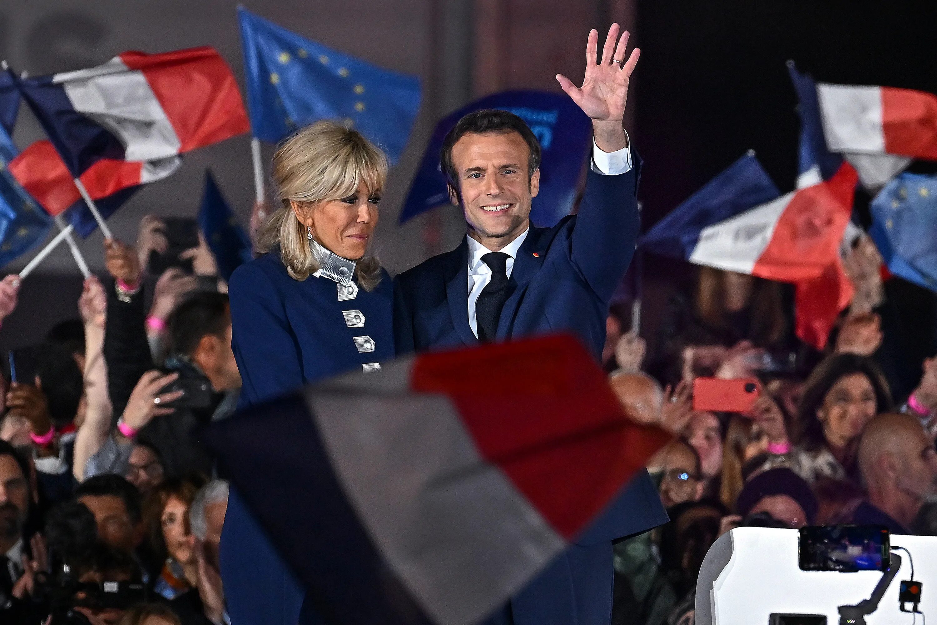 Когда президентские выборы во франции. Макрон и Ле пен 2022. Макрон выборы 2022.