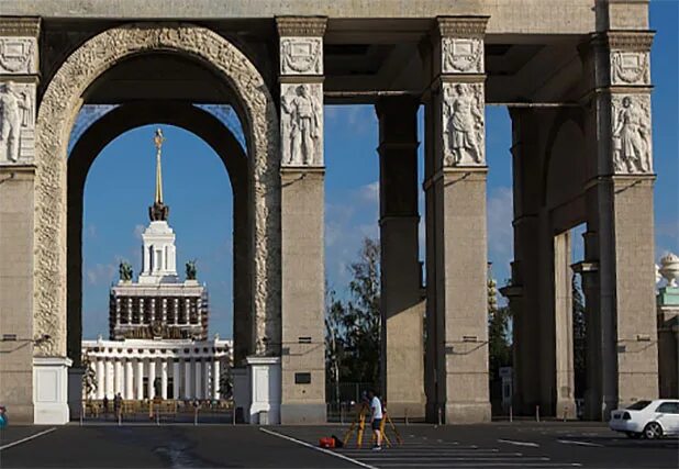 Главная арка вднх. Центральная арка ВДНХ. ВДНХ Триумфальная арка главного входа. ВДНХ ворота.