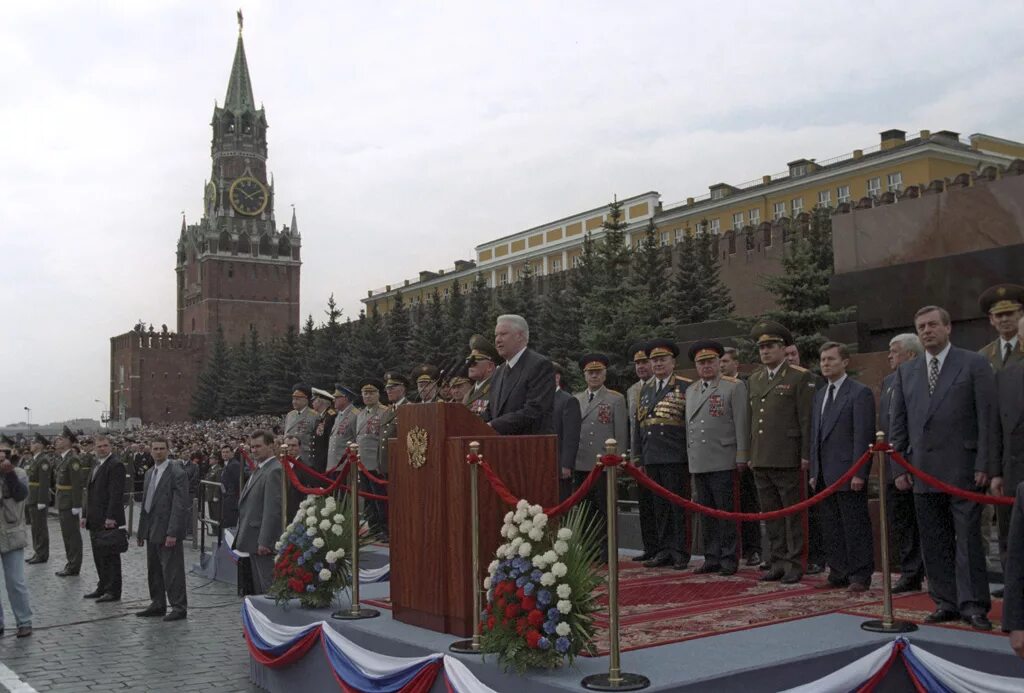 9 мая 1995. Ельцин парад Победы 1995. Ельцин на мавзолее в Москве. Парад Победы 1995 мавзолей.