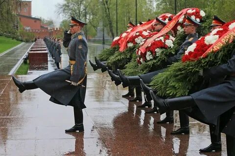 Возложение цветов к могиле неизвестного солдата