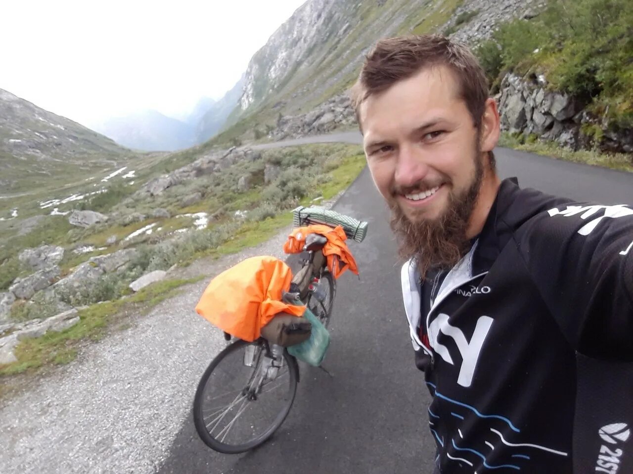 Приспособление людей в горах. Парень с рюкзаком. Путешественник добирается. Горы для детей. Подростки путешествуют.