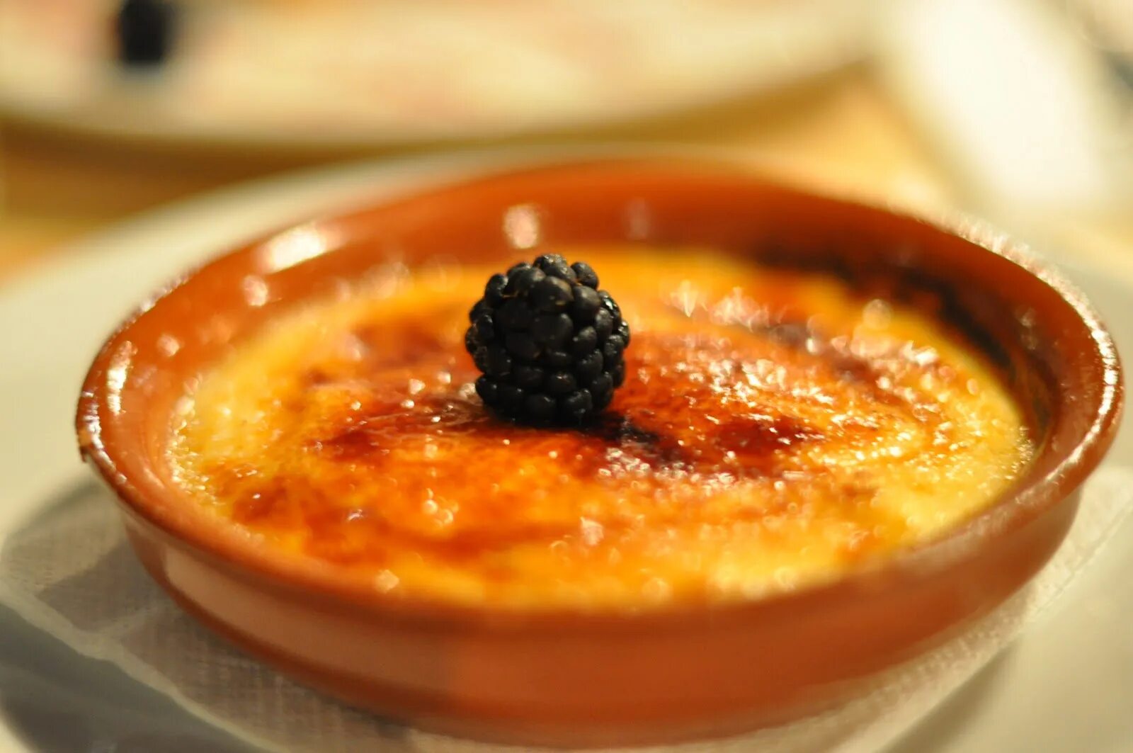 Crema Catalana десерт. Каталонский крем (crema Catalán). Испанский десерт крем Каталана. Крем брюле Каталана. Крем каталана