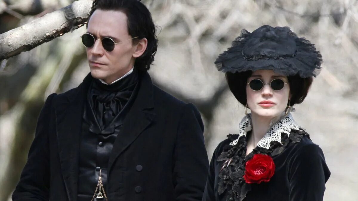 Багровая 2015. Багровый пик / Crimson Peak (2015). Миа Васиковска Багровый пик 2015. Гильермо дель Торо Багровый пик.