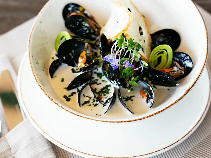 сливочный суп с мидиями. сырный суп с морепродуктами. сливочный суп с мидиями. суп с моллюсками. сливочный суп с мидиями.