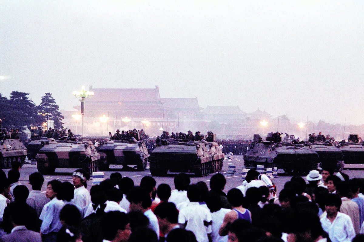 Китай самая большая площадь. Китай площадь Тяньаньмэнь 1989. Китай 1989 площадь Тяньаньмэнь танки. 4 Июня 1989 площадь Тяньаньмэнь.