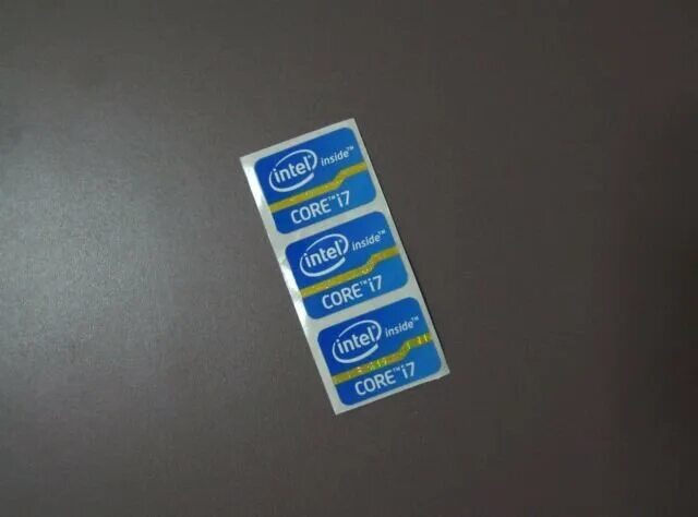Intel шт. Intel core i5 стикер. наклейка для ноутбука интел ай 7. наклейка core i7. наклейка от ноутбука процессора.