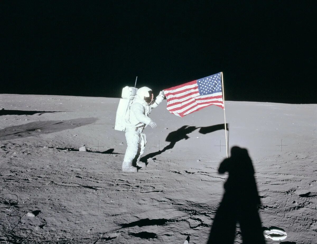 Apollo 18: mission to the moon. снимки флага сша на луне со спутника. берни сандерс варежки. нил армстронг на луне с флагом. развивается флаг на луне.
