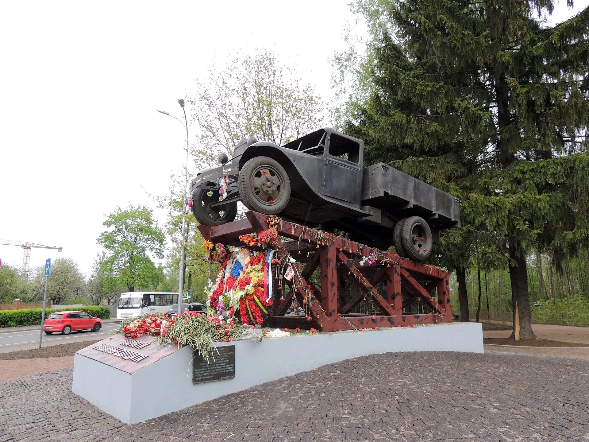 Памятник полуторке. Мемориал легендарная полуторка. Памятник полуторке во Всеволожске. Легендарная полуторка на дороге жизни. Памятник полуторке на дороге жизни.