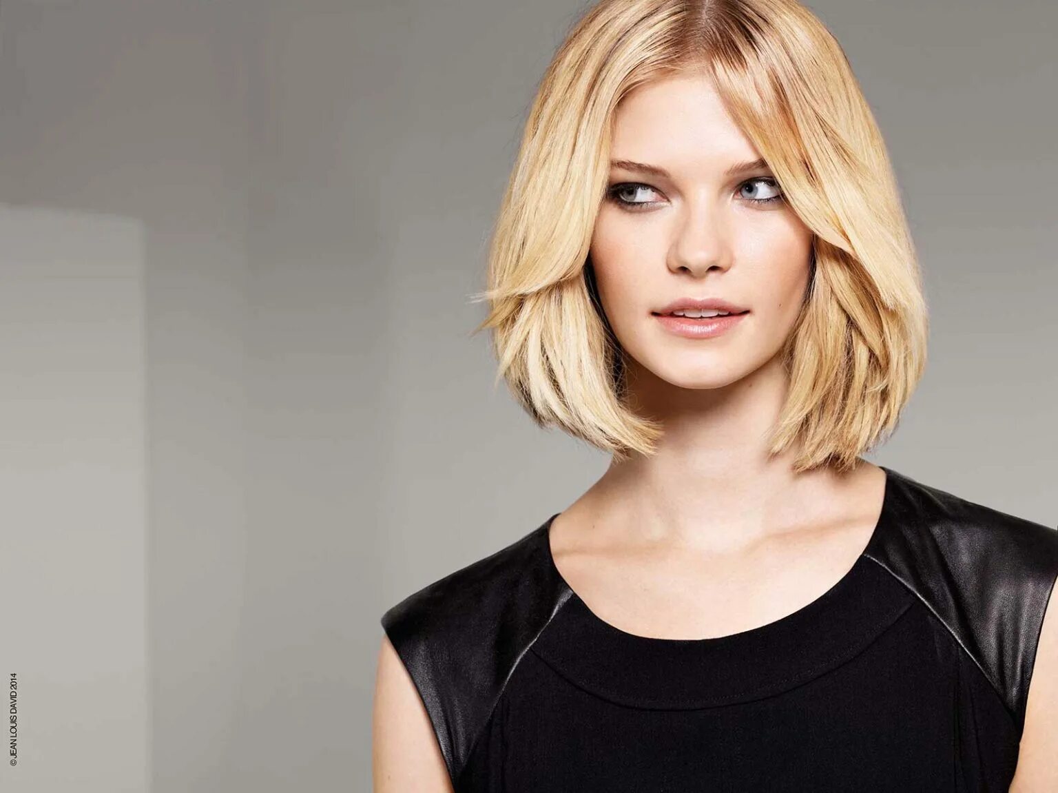 Стрижки на полудлинные волосы с челкой для женщин после 30. Женская стрижка на средние волосы без укладки. Стрижки на средние волосы. Стрижка боб каскад на средние пушистые волосы с челкой. Стрижки на средние волосы женские рыжие.