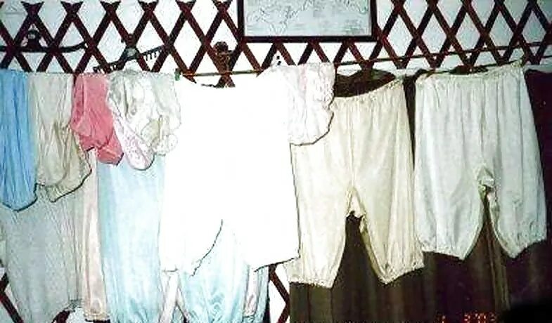 рваные трусы мужские. фото грязных панталон. винтажное кружевное белье. трусы панталоны женские. фото грязных панталон.