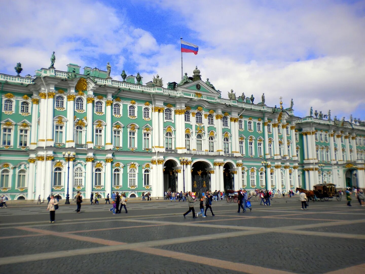 Эрмитаж питер. Эрмитаж вектор. Зимний дворец билеты. Her it age. Здание в линию с эрмитажем.